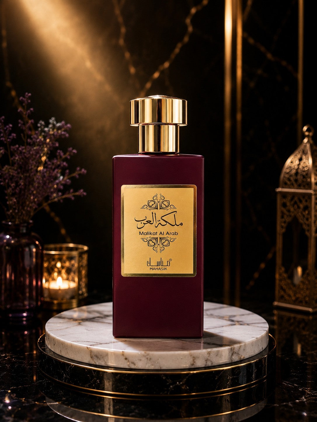 Flacon de parfum My Store Malikat Al Arab bordeaux avec étiquette dorée sur un socle en marbre dans une ambiance luxe