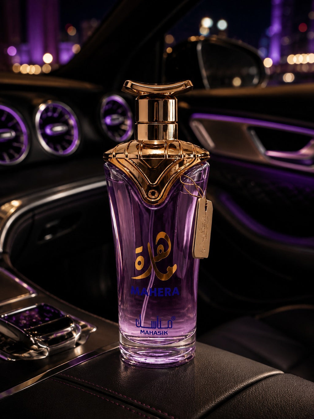 Flacon de parfum My Store Mahera en verre violet avec capuchon doré luxueux, posé dans un habitacle de voiture moderne
