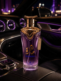Flacon de parfum My Store Mahera en verre violet avec capuchon doré luxueux, posé dans un habitacle de voiture moderne