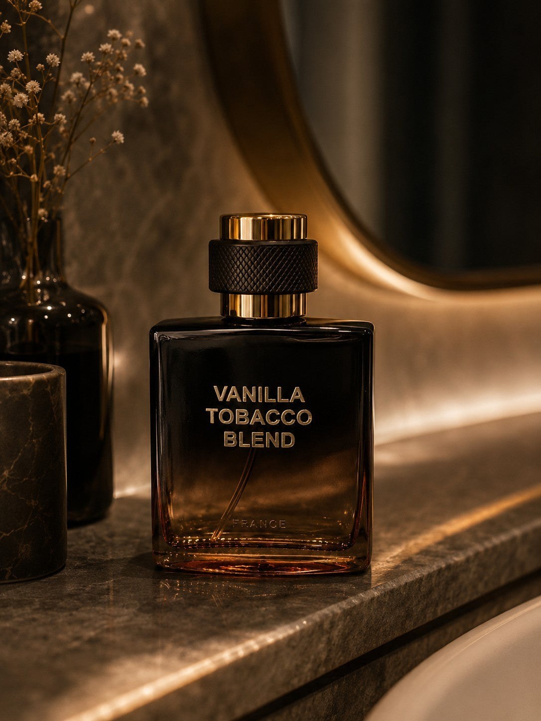 Flacon de parfum My Store Vanilla Tobacco Blend avec verre ambré, bouchon texturé doré et design élégant sur marbre.